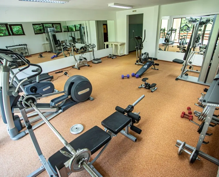 sala de sport amenajata cu aparate de fitness
