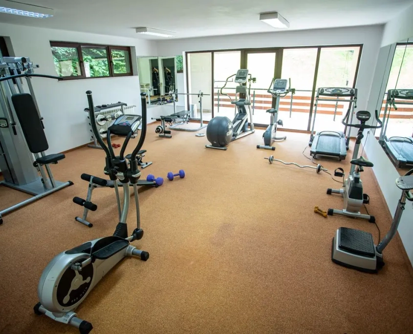 sala de sport amenajata cu aparate de fitness