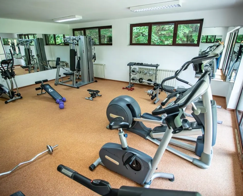 sala de fitness cu aparate